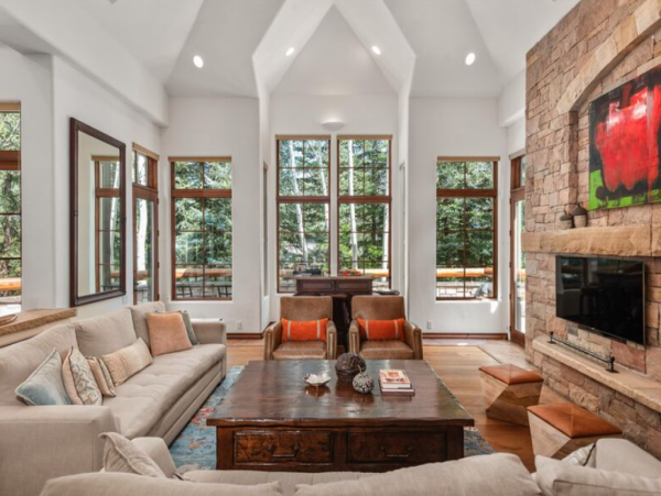 Luxurious Ski-in/ Ski-out Vacation Home - Family-Friendly Retreat